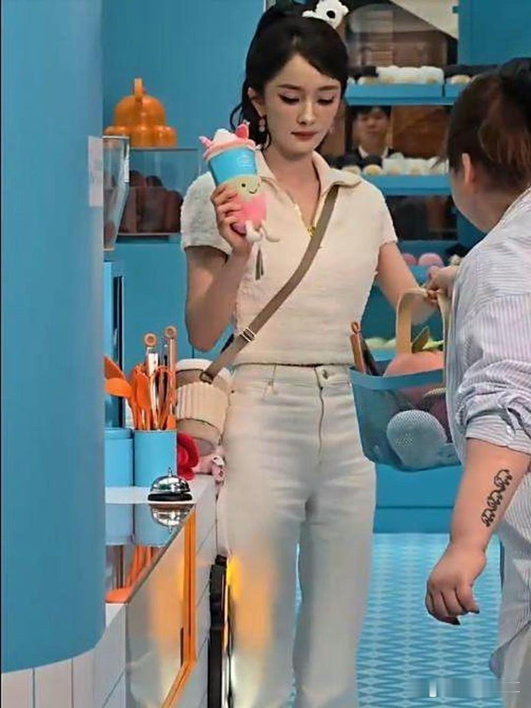 杨幂这身材真的绝了，再普通的衣服都能被她穿出高级感，轻松撑起全场气场 