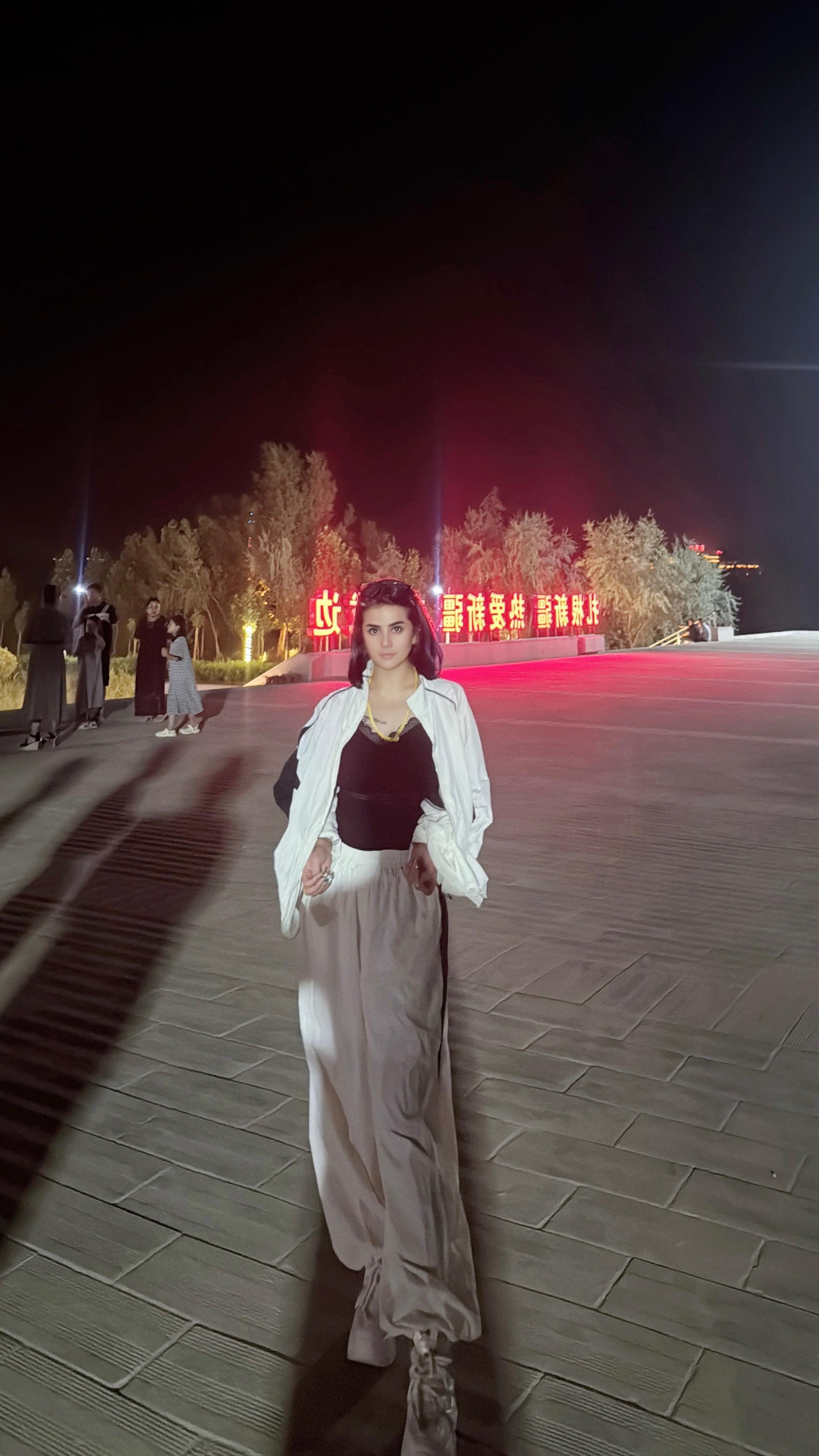 ھەممە نەرسە قەدىرلەشنى بىلىدىغان كى...