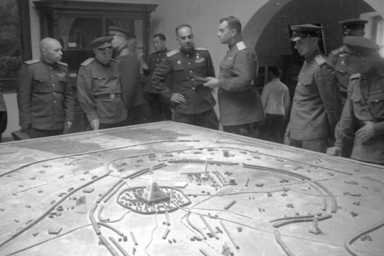 1945年8月底，苏军出兵东北，驱逐日本关东军解放哈尔滨珍贵历史留影！