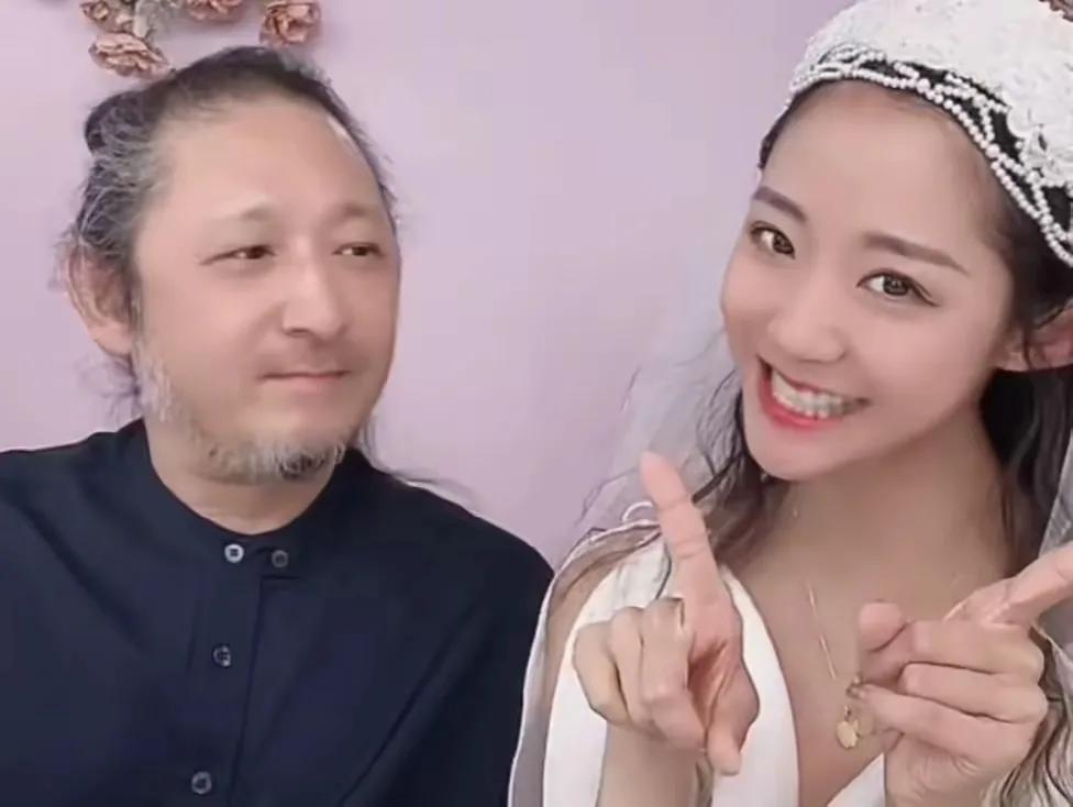 找了一个丈夫和父母是同龄的，是什么感受？
这个感受千惠最有体会。
她的丈夫，音乐