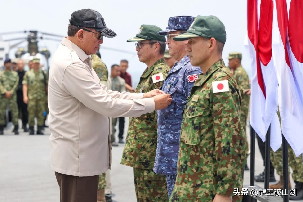 印尼国防部长为自卫队授勋。印尼国防部长沙姆苏丁登上日本海自“国东”号运输舰，感谢