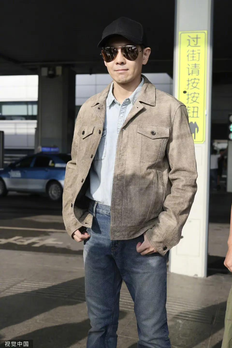 男神林志颖抵达长沙机场，通过他机场私服照，他瘦了许多，脸型也有变化，就是感觉认不