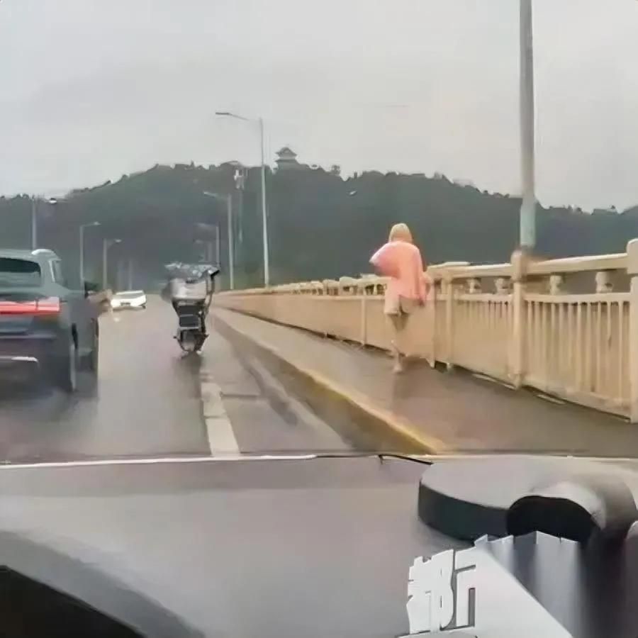 她被救了，却…

24小时后选择跳楼！

四川阆中这场雨中救援曾让全网松口气——