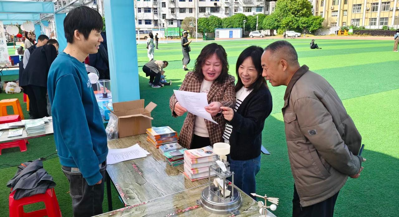 4月24日，广水市气象局以“全民阅读活动周”为契机，开展特色气象科普宣传活动。活