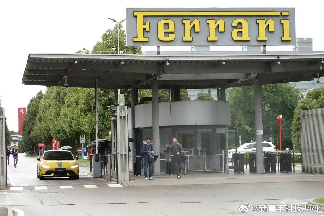 法拉利搞了台小米SU7Ultra研究，福特高管以及韩国车厂搞了台小米SU7体验拆