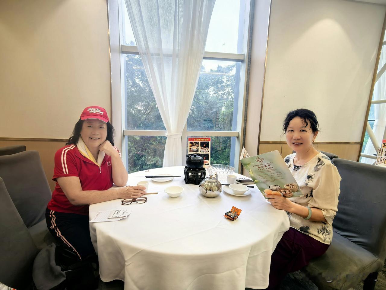 在老城区老饭店喝早茶，感觉不太好
在广州喝早茶要多少钱?
我和发小住在海珠区广州