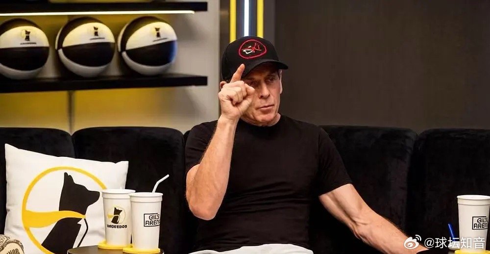 知名体育评论员、专栏作家Bayless近日在节目中表示文班亚马目前表现起伏太大不