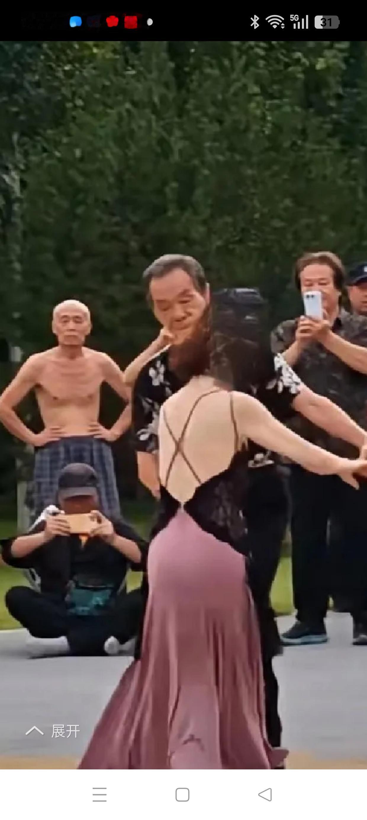 照片里，赤膊老头的遐想

他在仰望 轮滑之上
有多少梦想在自由地飞翔
昨天的小芳