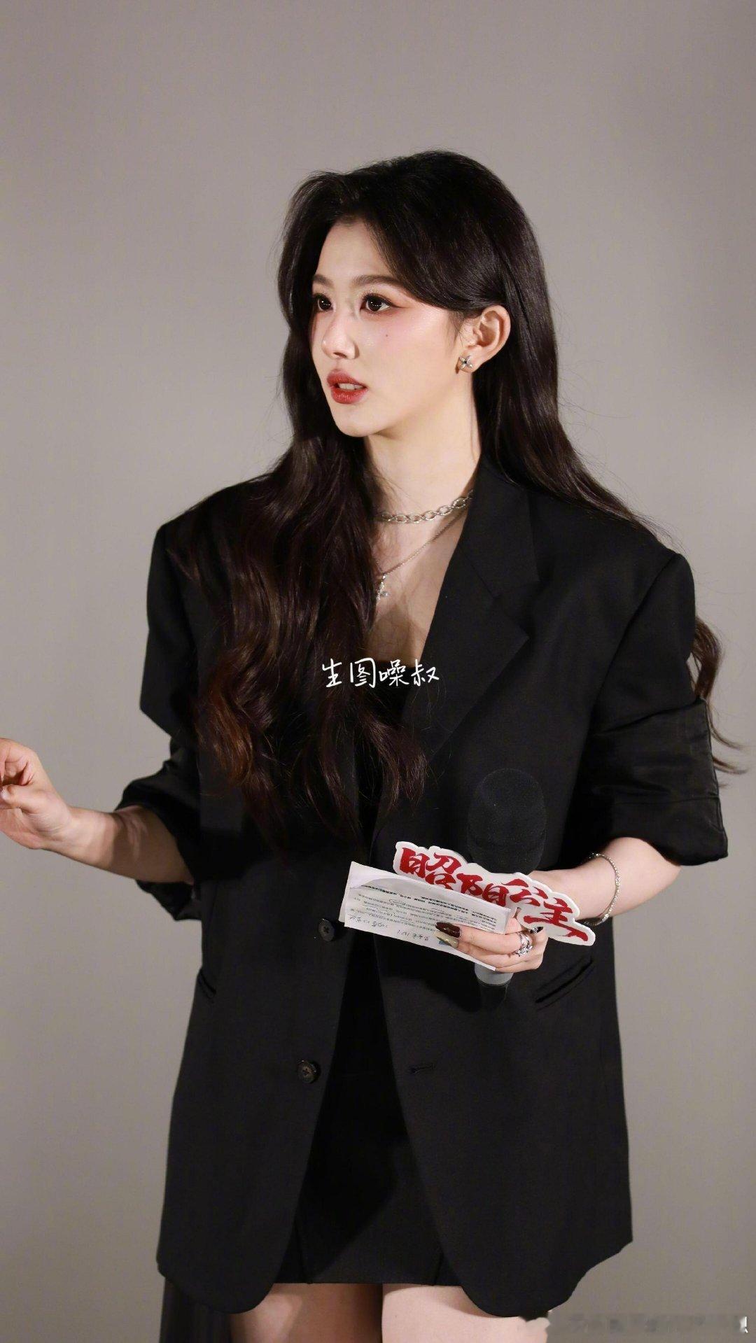 咪咕星鲜事孔雪儿一个人努力好心酸这个怎么这么美呀！每张照片都在笑，笑得又甜又明媚