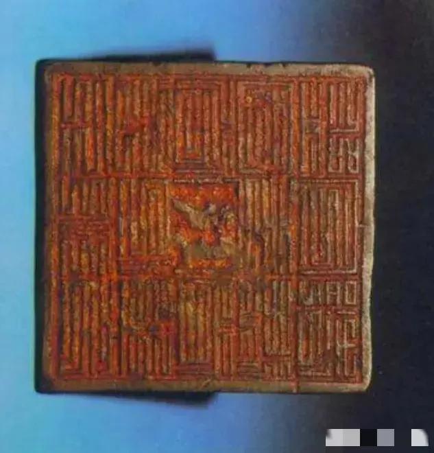 1958年，一个蒙古牧民从地里挖出个铜疙瘩，放在家中垫桌脚16年，鉴定后发现是成