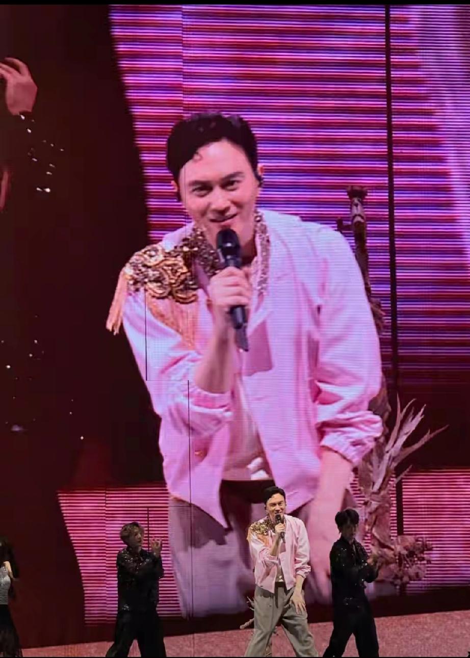 张智霖演唱会太暖心！全家低调到场，三代颜值引热议
 
          8月2