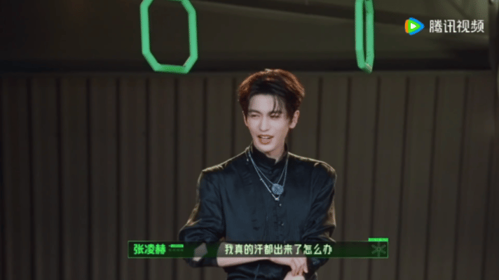 丁程鑫提醒张凌赫别出汗水能导电丁程鑫给张凌赫说水会更导电无敌接梗王果然名不虚传，