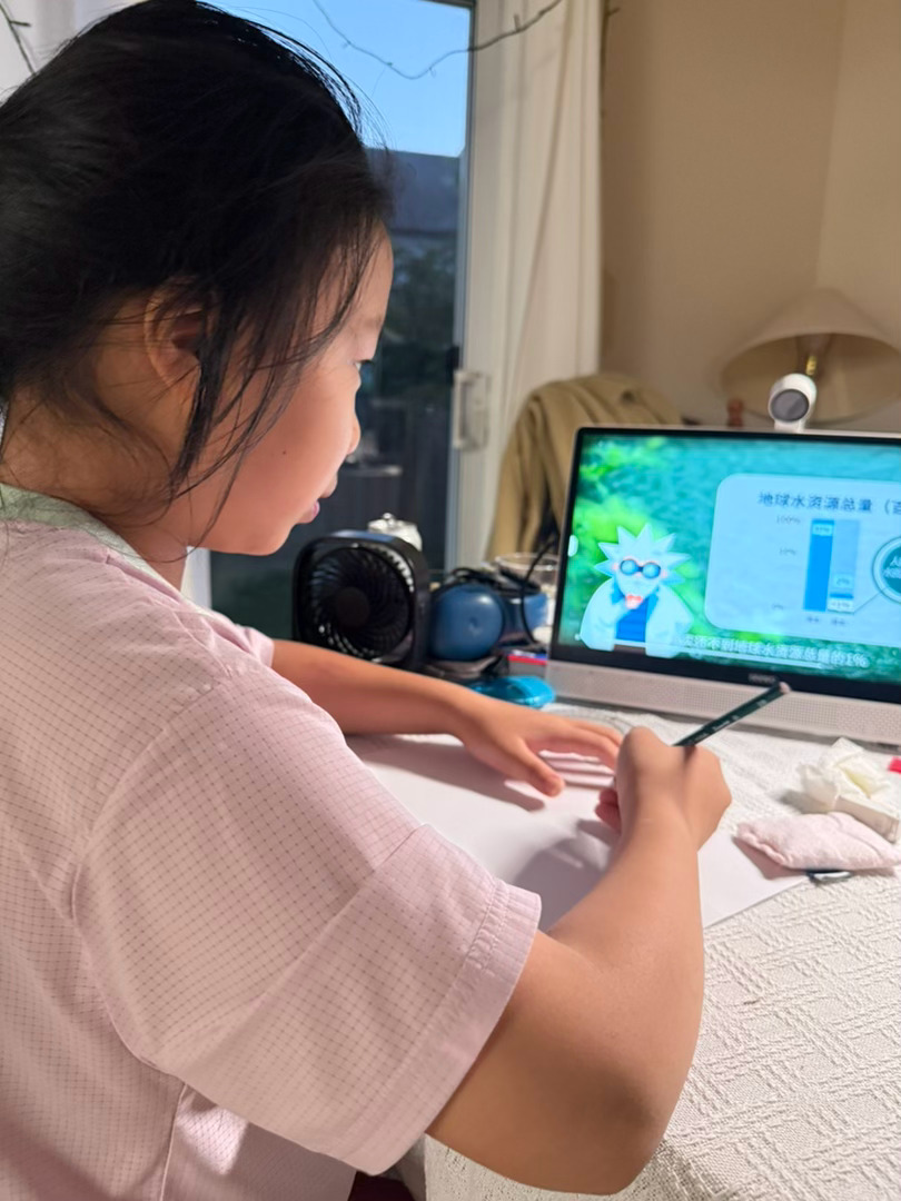 让老大老二多写一个字都要他们的小命。老三是个例外。她听课会做笔记～不让做，都要做