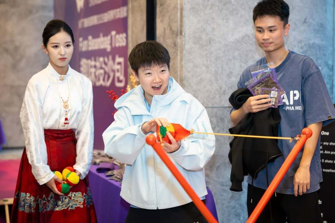 孙颖莎重庆冠军赛晚宴玩游戏图 