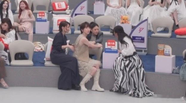 徐洁儿李心洁吃江语晨的瓜徐洁儿李心洁有什么是我们不能听的 徐洁儿李心洁这吃瓜的样