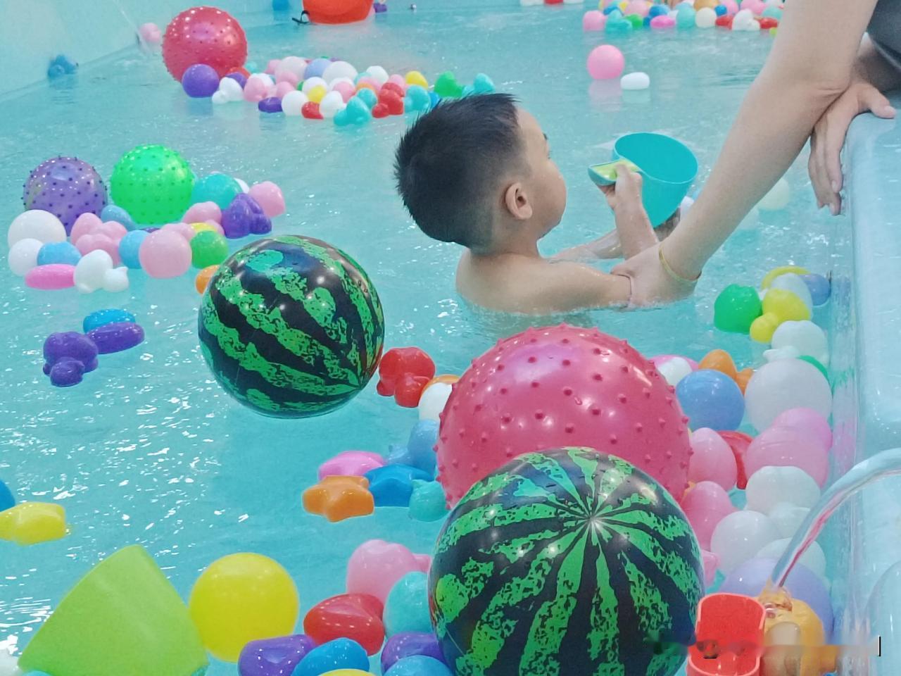 叛逆期的“小浪花”与六一欢乐时光
今天是六一儿童节，也是每周最期待的游泳日。吃完