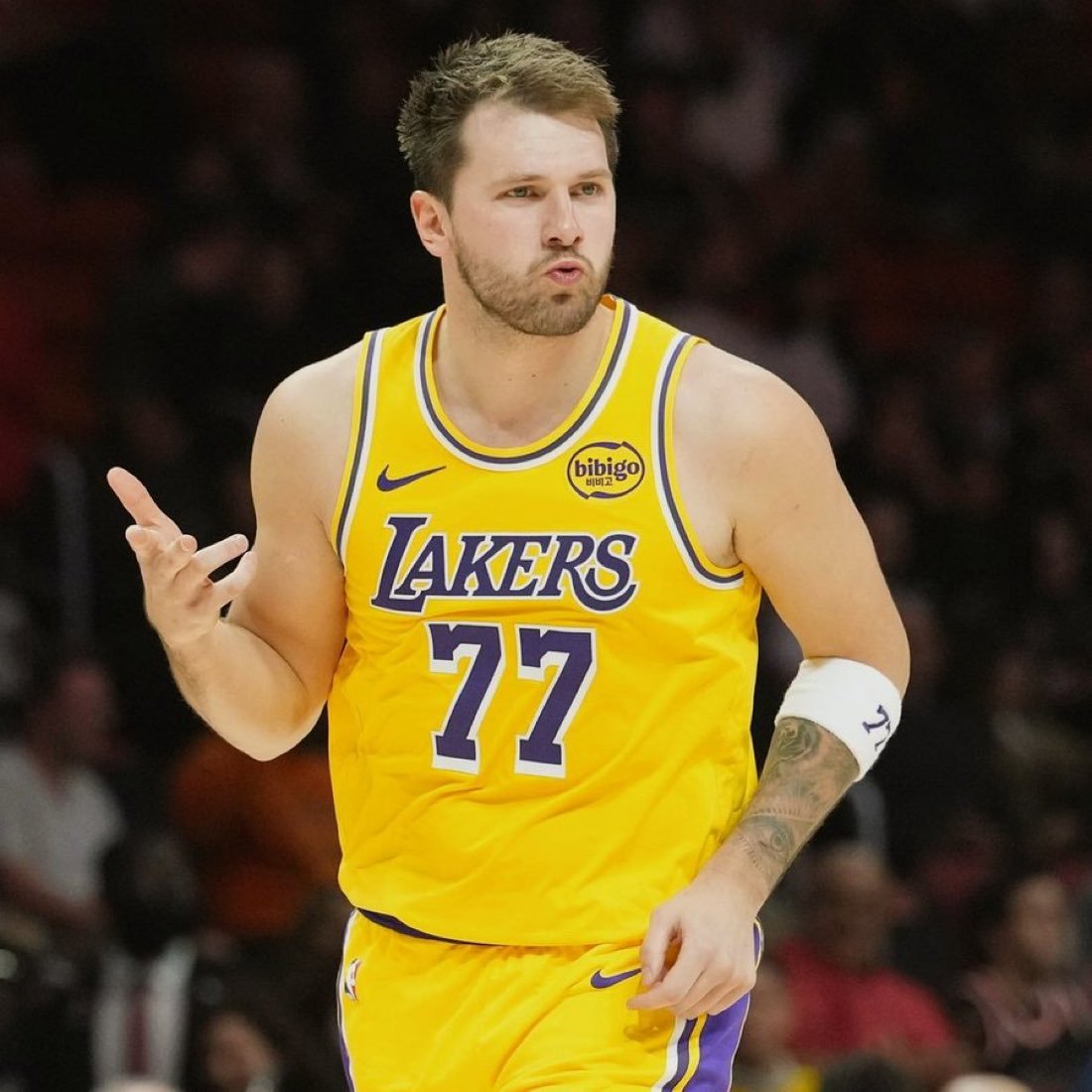 有媒体报道称 东契奇的内部圈子已确定他最近去西班牙的康复注射后并没有和最初的伤病