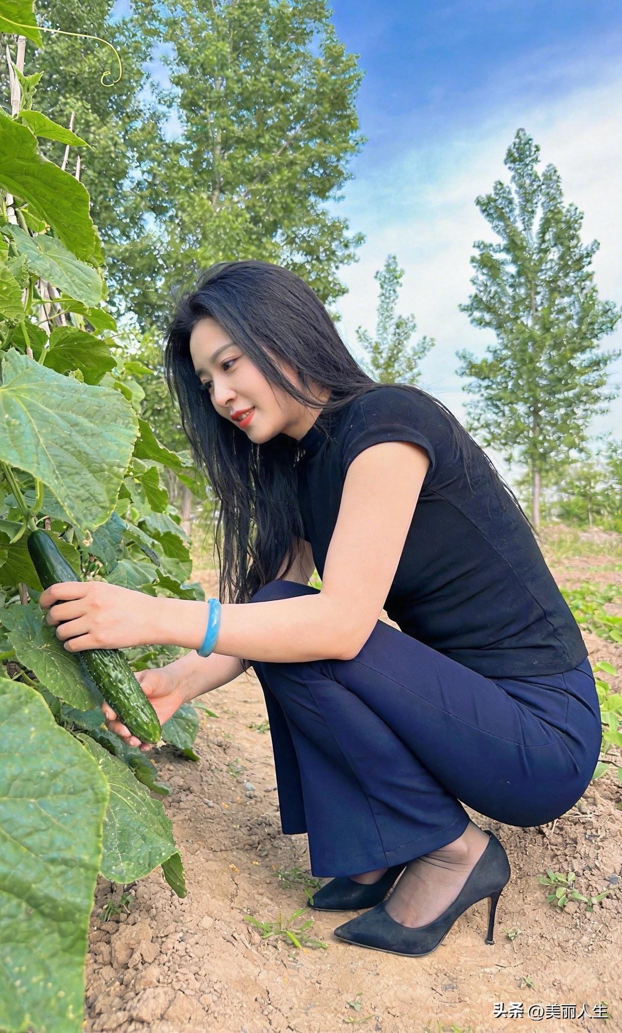 田园风穿搭，黑裙与高跟鞋的完美搭配，感受自然的美好。