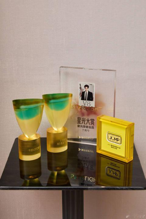 丁禹兮星光为证初心不改丁禹兮晒奖杯恭喜！ 