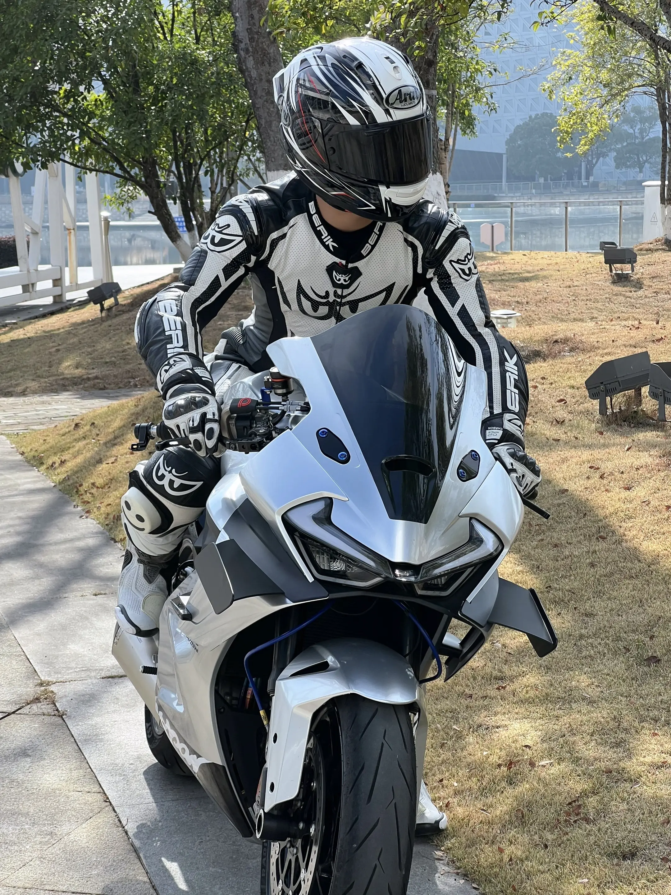 白色黑色675看腻了，不妨来看看这台GT银的675