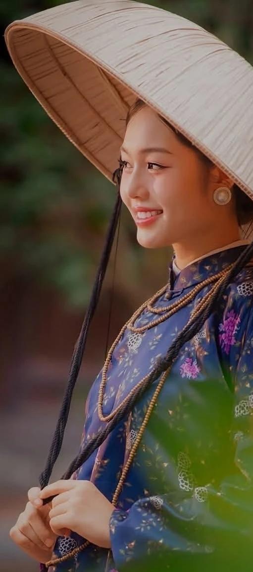 竹伞遮芳颜，笑语入画来。