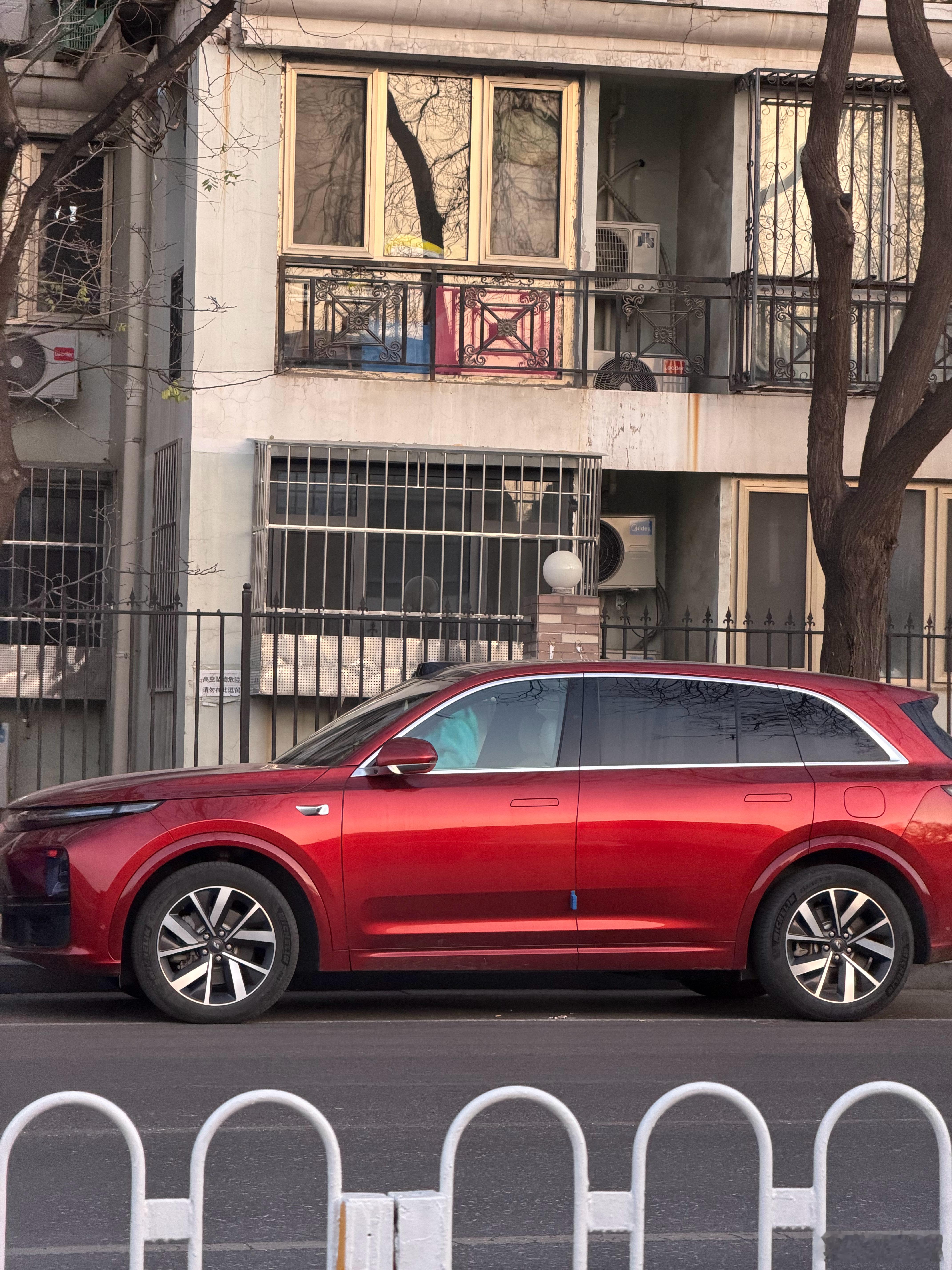 理想L系列红色。理想汽车