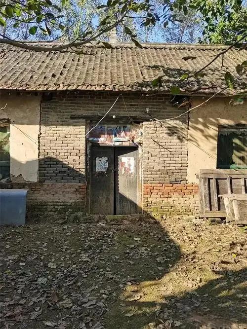 残门锈锁久未开，
主人他乡不曾来，
院中多少回忆事，
……请友续补………？

上