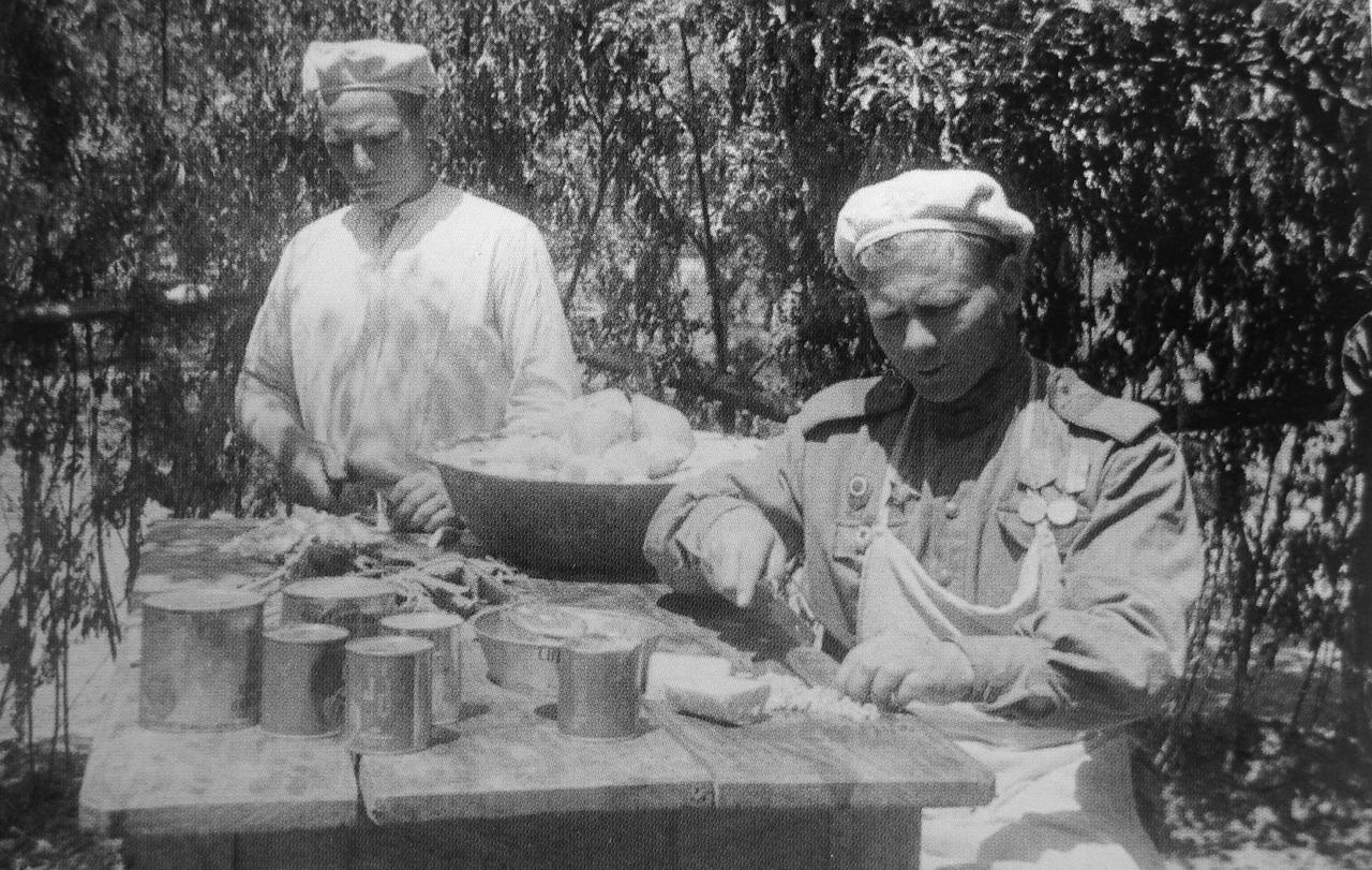 [呲牙] 不知道今天吃什么罐头——1944 年，乌克兰第 3 方面军某部的野战厨