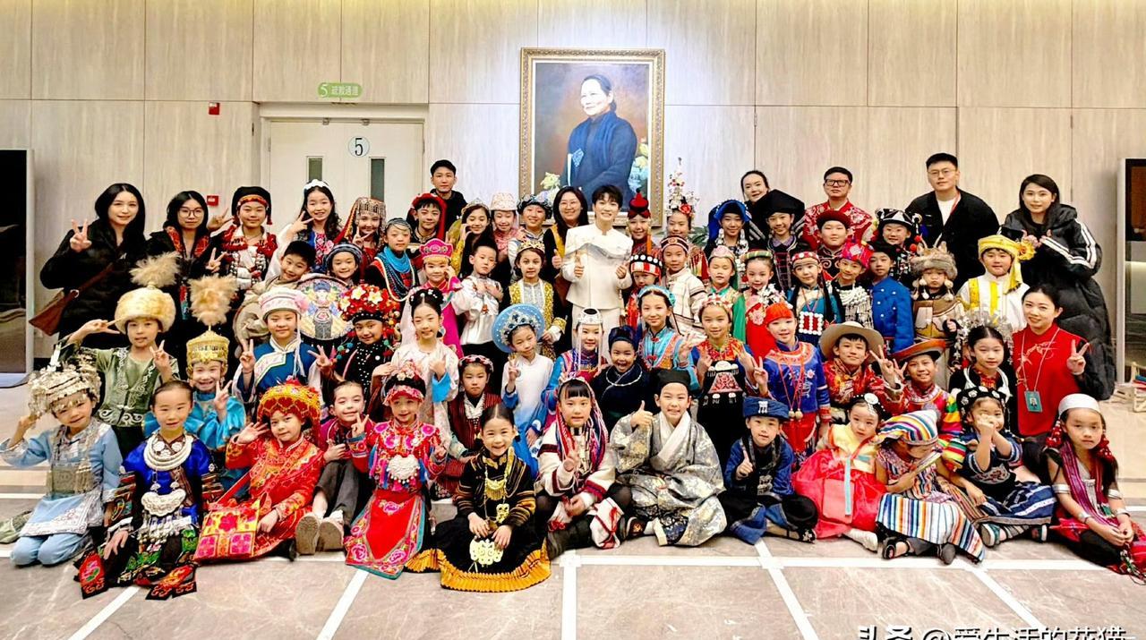 周深刚下台就做了个惊人举动！
他居然掏出厚厚一叠钱，一个个塞进孩子们手里。
萌娃