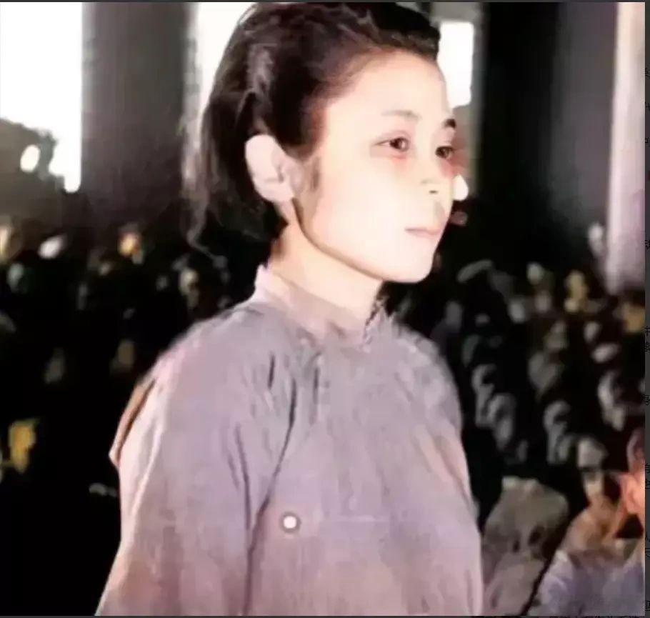 在1946年的南京，大汉奸陈公博的情妇莫国康被审判时留下了一张老照片。在这张照片