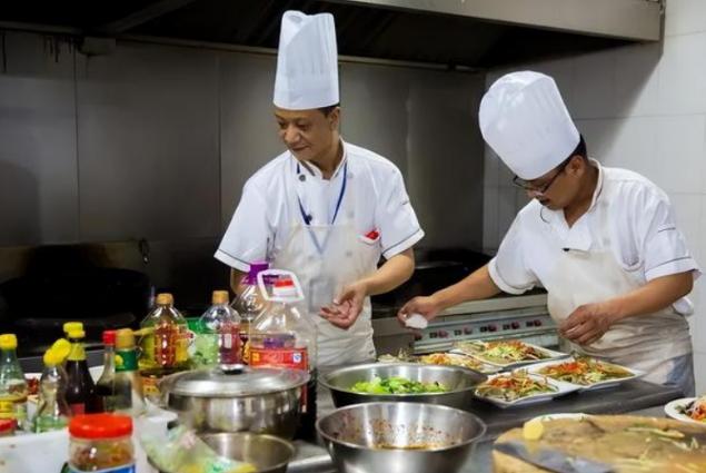 有一个食堂每年亏200万元，27年来公司员工却无一人患癌，被称为中国最“傻”的公