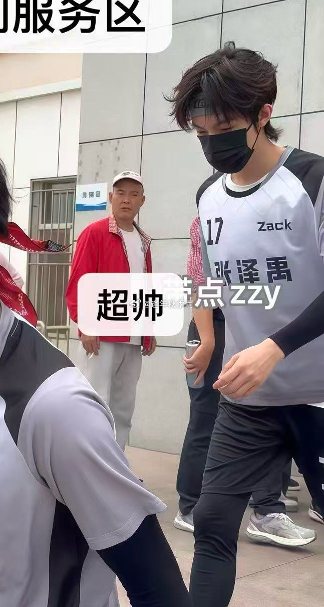 衣服上是17？ 