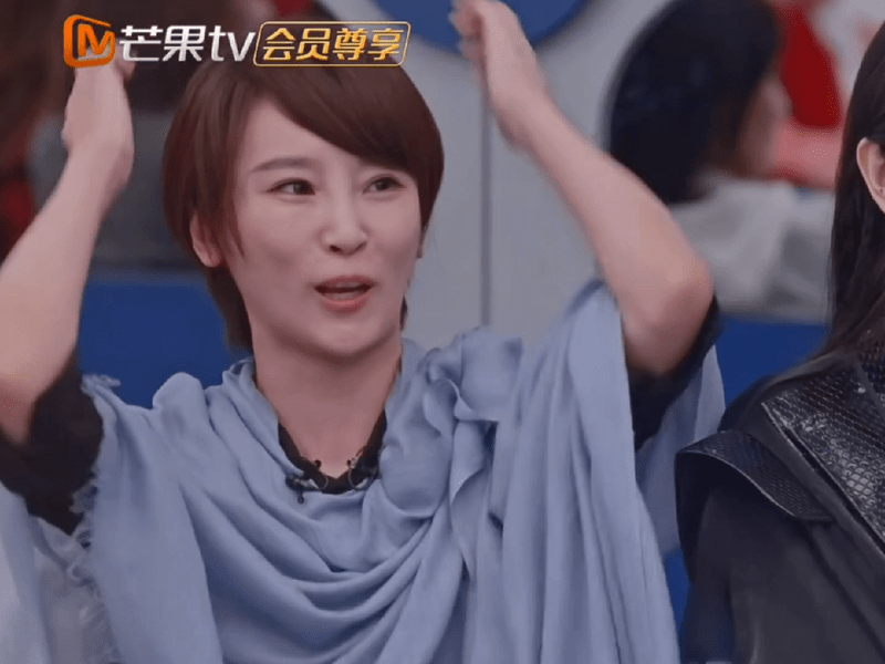 谢楠16年前的歌阵容现在看来也太豪华了吧！有何炅做mv男主，更有当时还没凭李白出