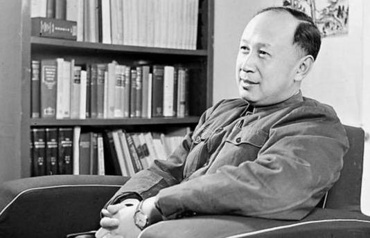 1955年9月钱学森冲破阻力回国时，在香港九龙火车站，一位记者用英语采访他，他说