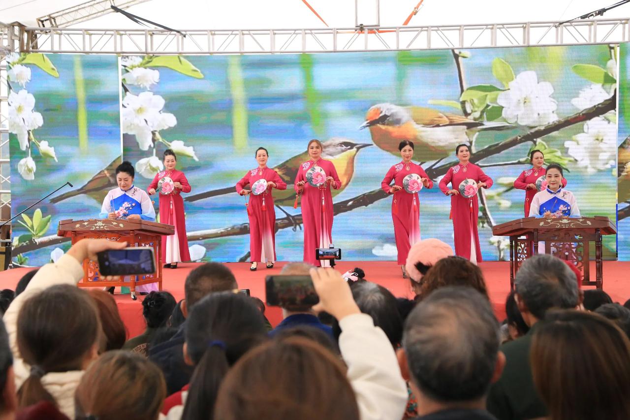 “文联万家，艺起津彩”：江津黄庄菜花节文艺盛宴》

3月8日，正值三八国际劳动妇