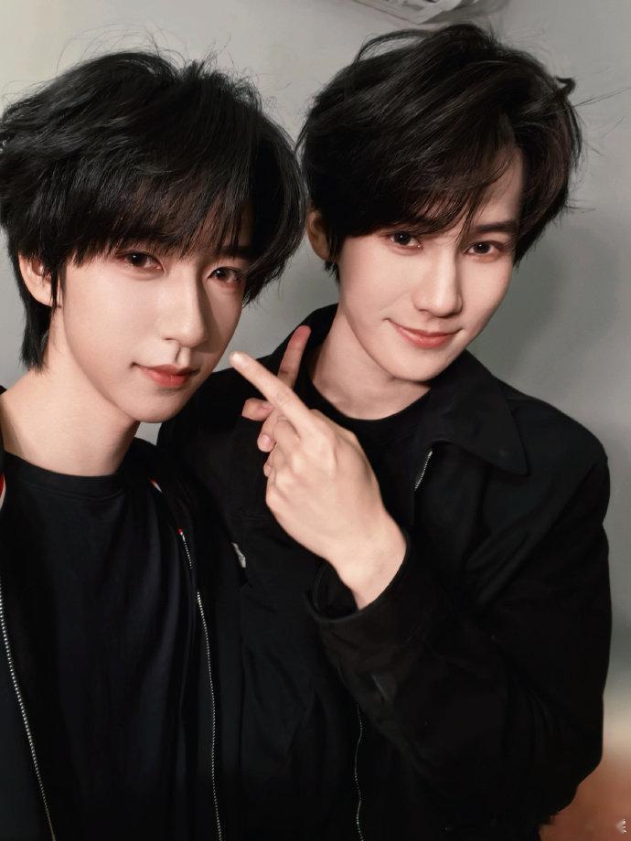 贺峻霖和张真源聊会天就会恢复能量张真源贺峻霖合比耶 贺峻霖和张真源聊会天就会恢复