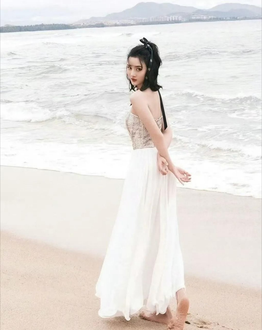 宋祖儿海边漫步，穿搭如白色的浪花般纯净 