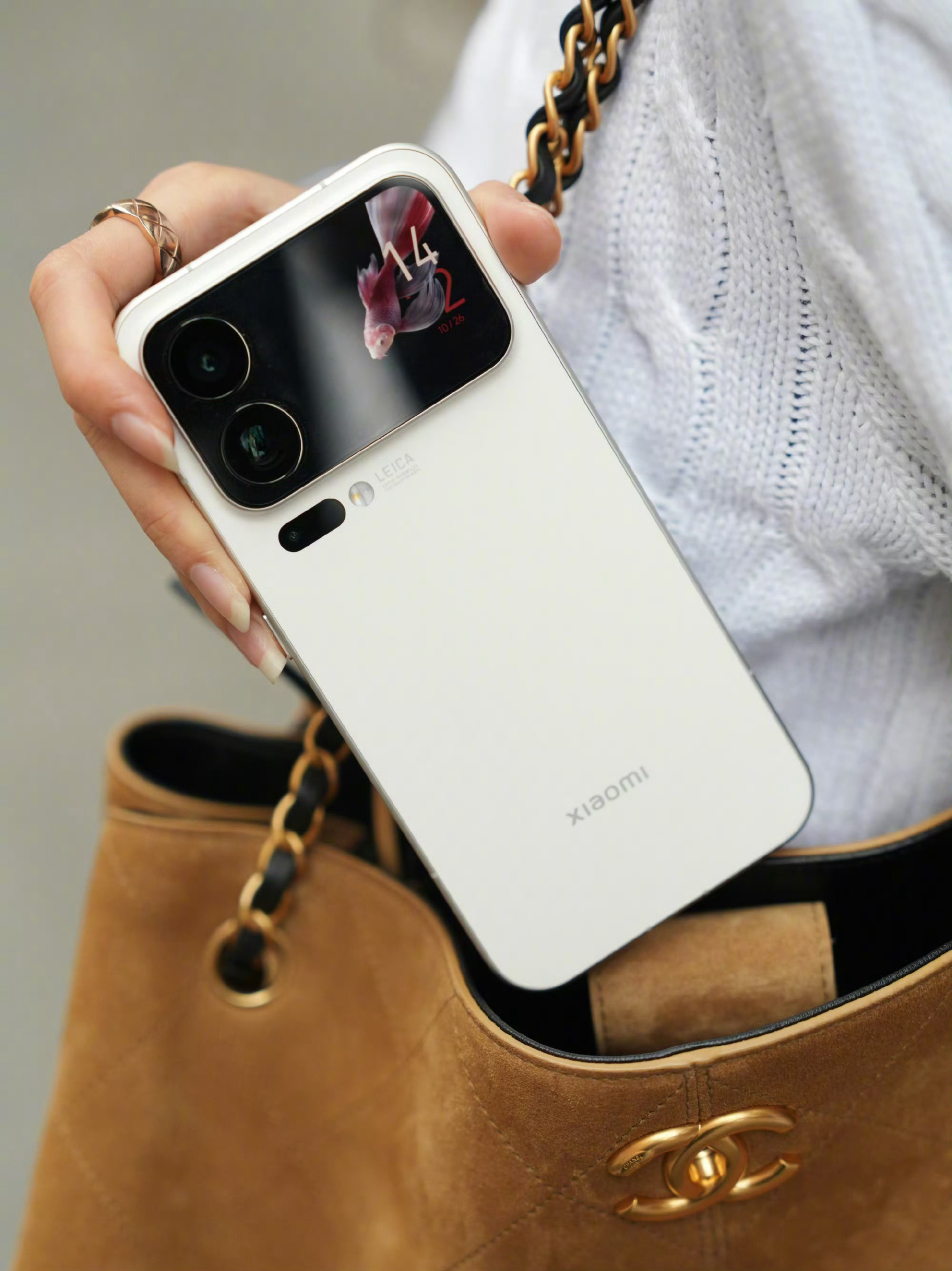 刷到小米18系列定档9月的爆料，据说副屏设计会保留，这步棋很稳。副屏虽然不是所有