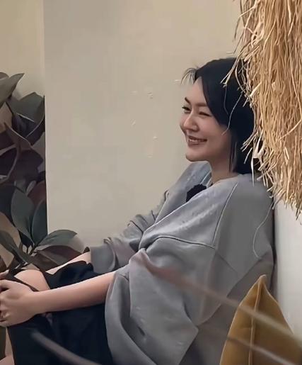 让大S安静的长眠吧，希望具俊晔不要再带摄影师到墓地去打扰她休息了，这是一个善良的