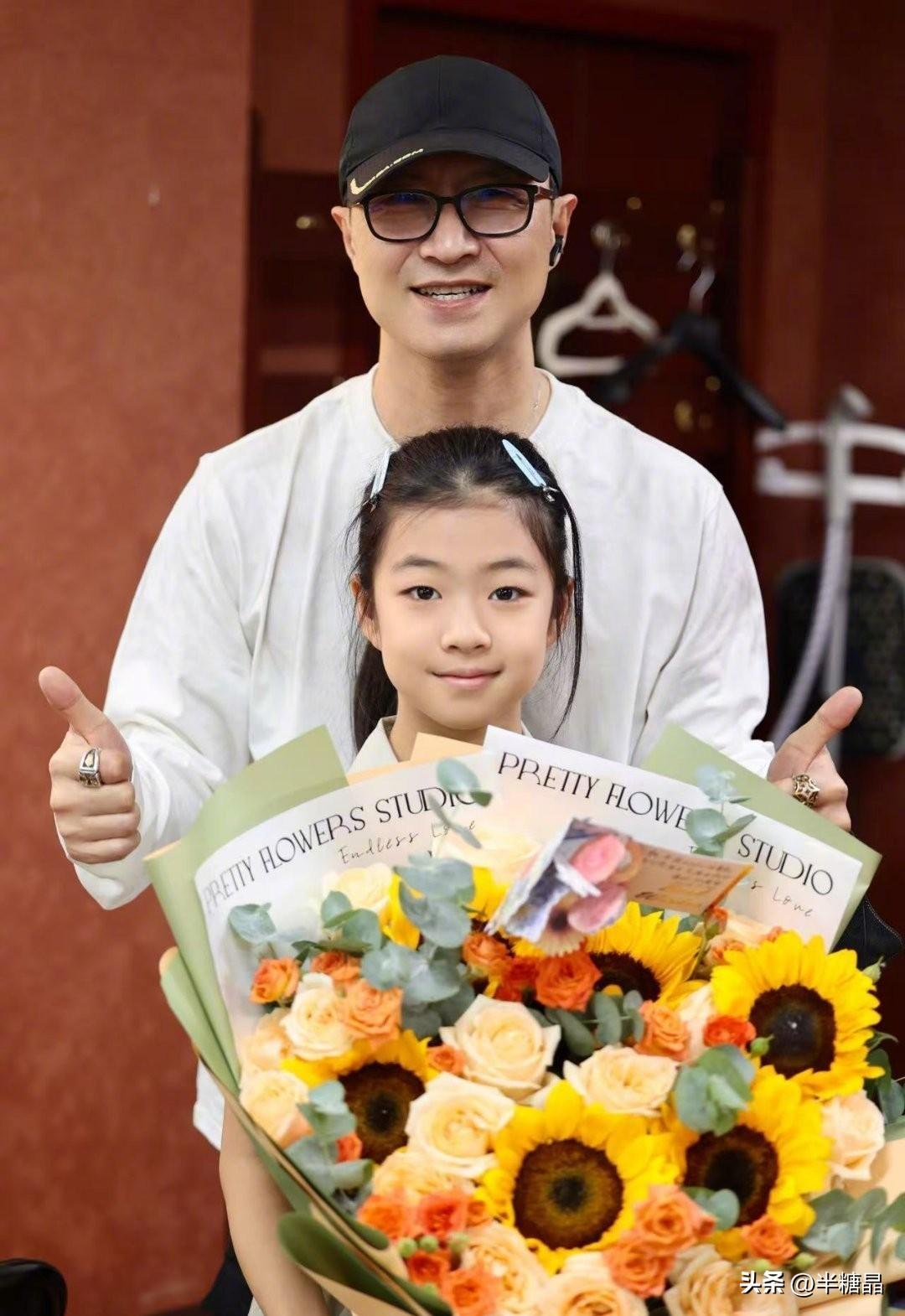 看看汪峰女儿醒醒爸爸陪伴一起钢琴演奏，培养这么优秀的女儿。

醒醒钢琴演出太棒了