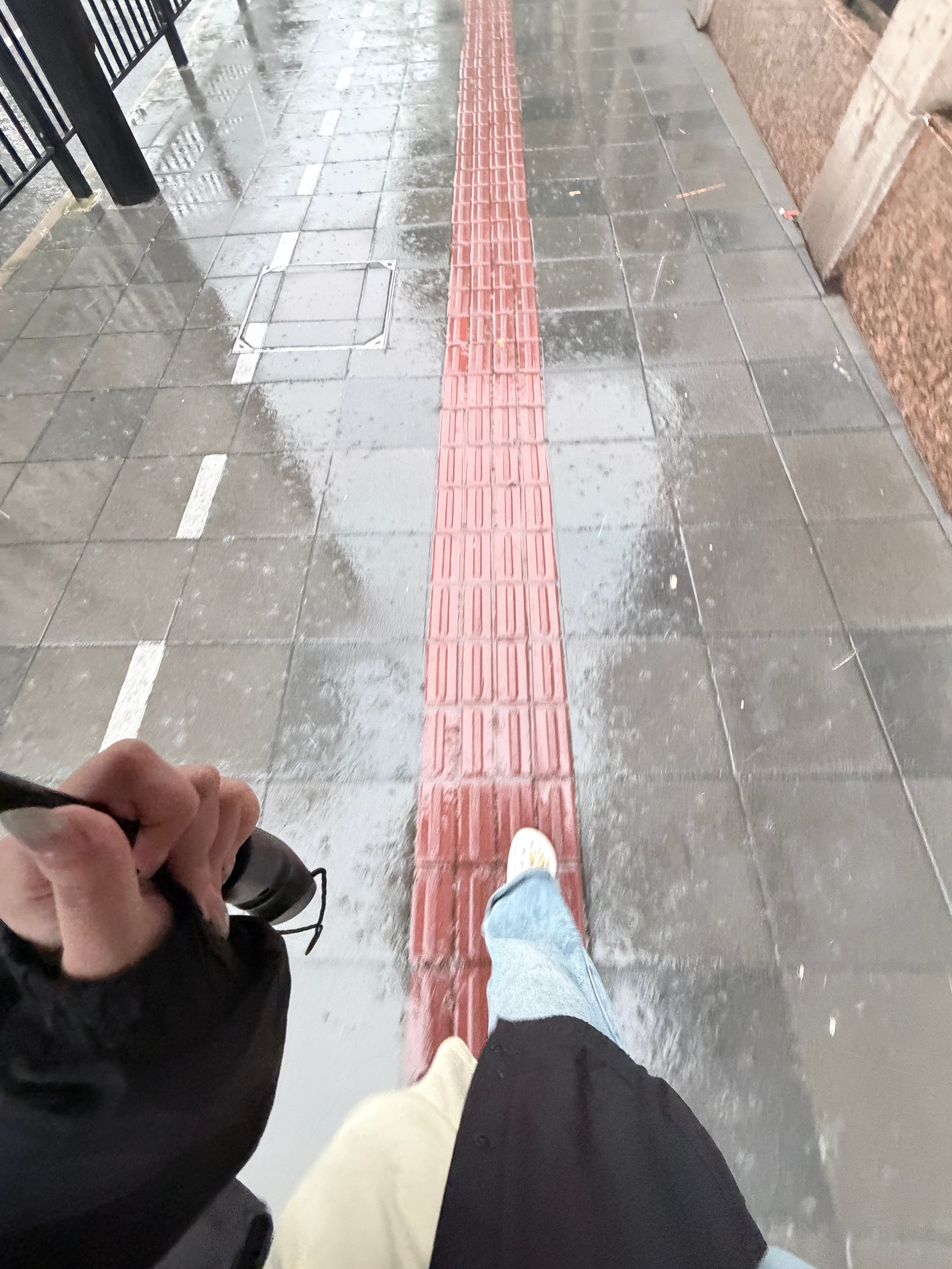 上班下大雨 下班下大雨 我也服了…还忘记打下班卡了 