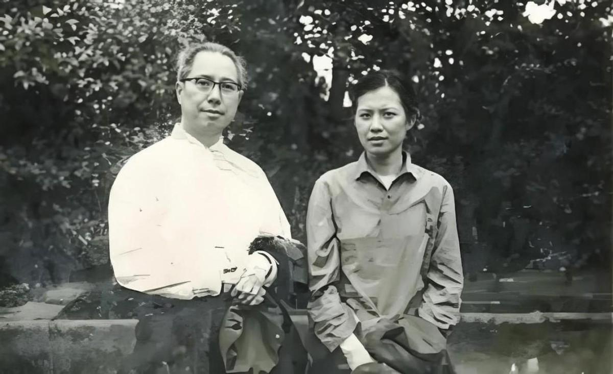 1954年，开国中将成钧丧偶后，心中暗暗属意小姨子周月茜，此事后来传为佳话。成钧