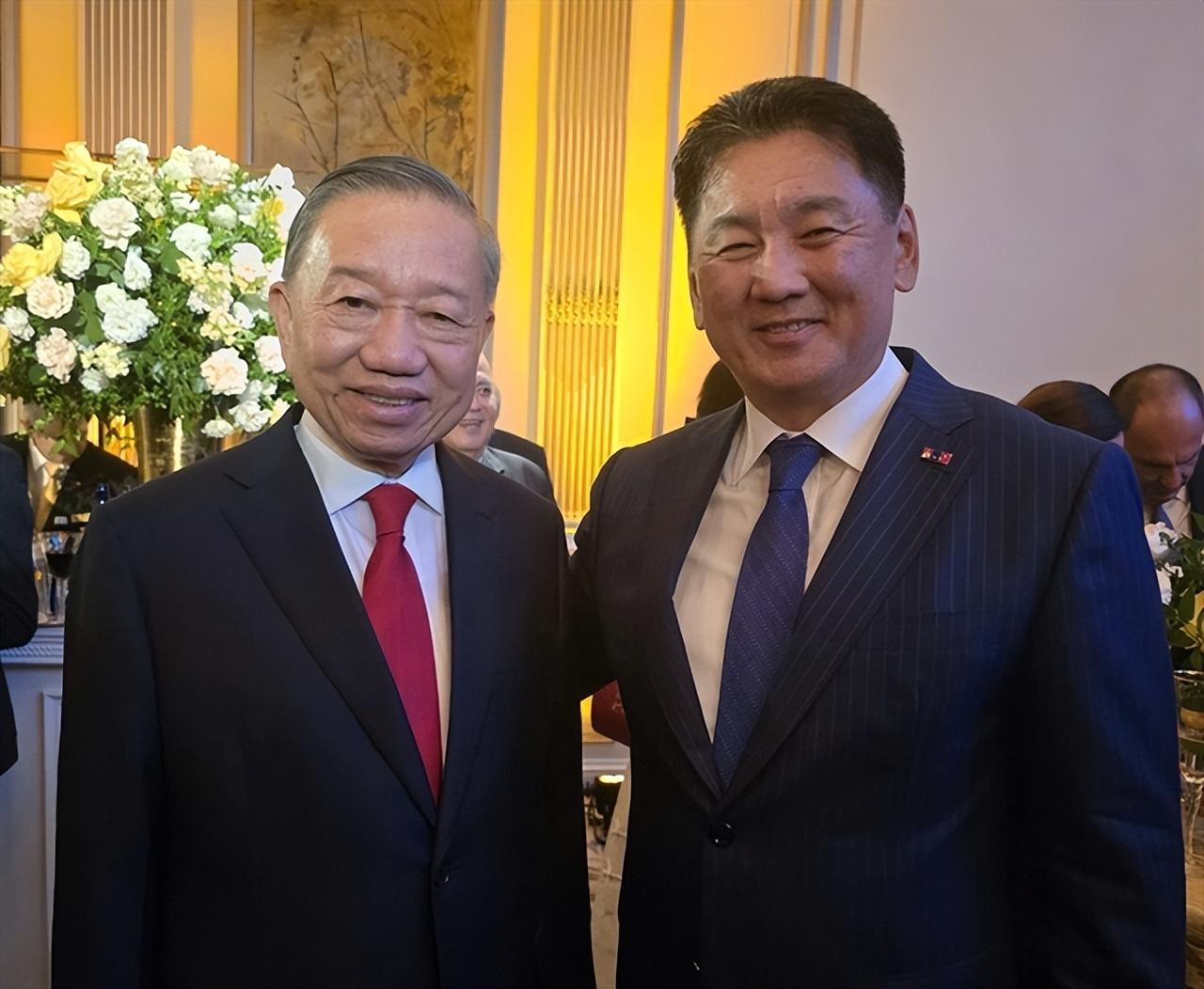 联合国大会期间，越南与蒙古国领导人在纽约举行了场边会晤。
 
蒙古国高调将越南称