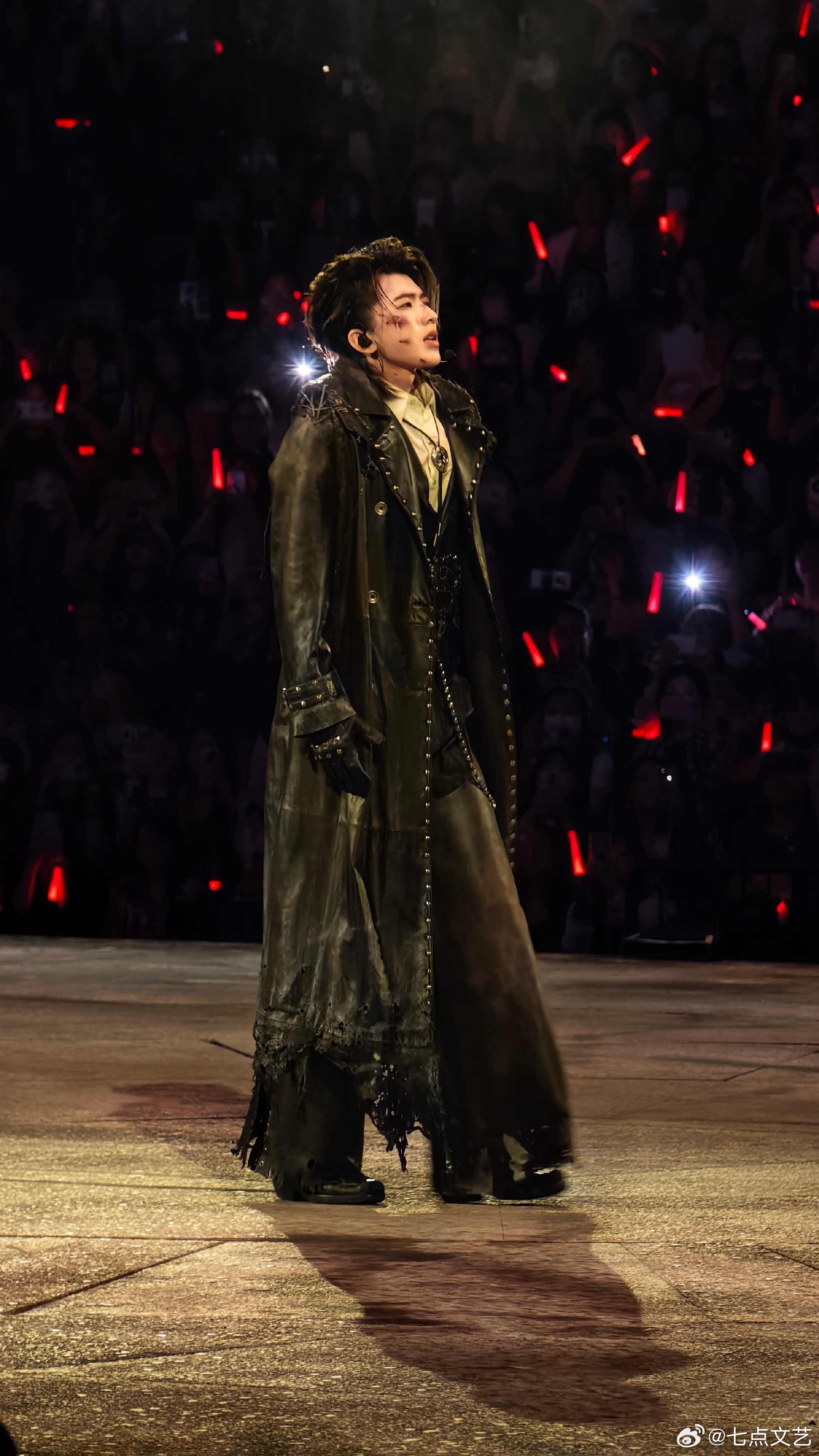 蔡徐坤演唱会战损妆蔡徐坤The Deadman舞台造型惊艳全场，战损风衣帅气迷人