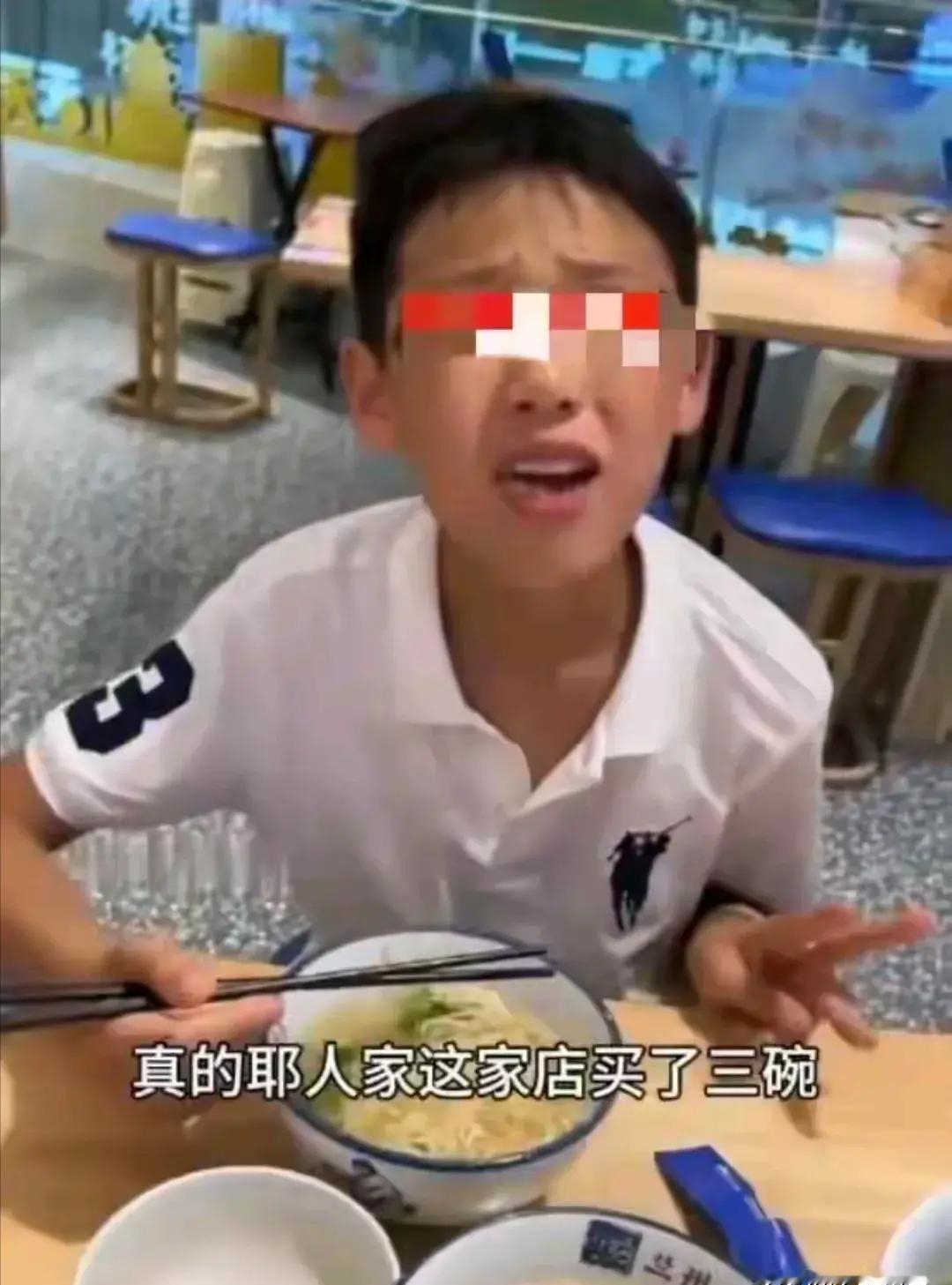 [微风]6月25日，河南，女子带着3个孩子去吃牛肉面，一看店家免费续面，可把她乐