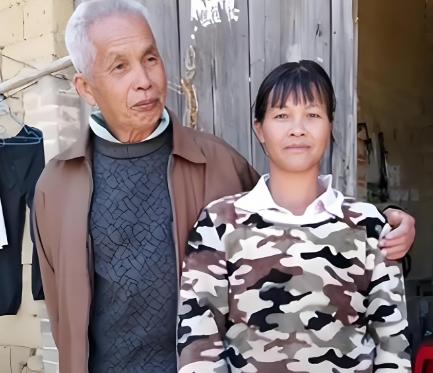 广西容县一栋六十平米的黄泥房里，曾经挤着十七口人睡觉，墙壁裂缝密布，一下雨屋里就
