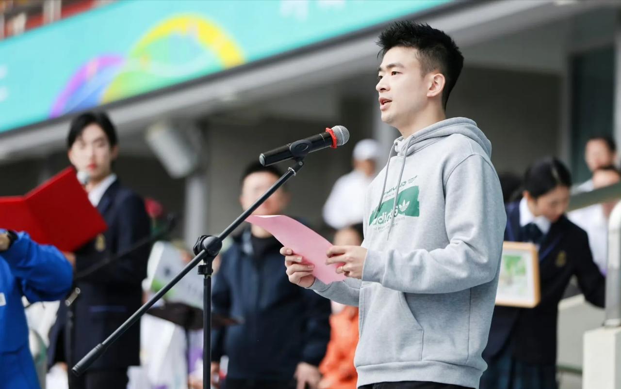 这张在某中学出席运动会活动的郑思维。在舞台上发表讲话的照片。看起来真是妥妥的阳光