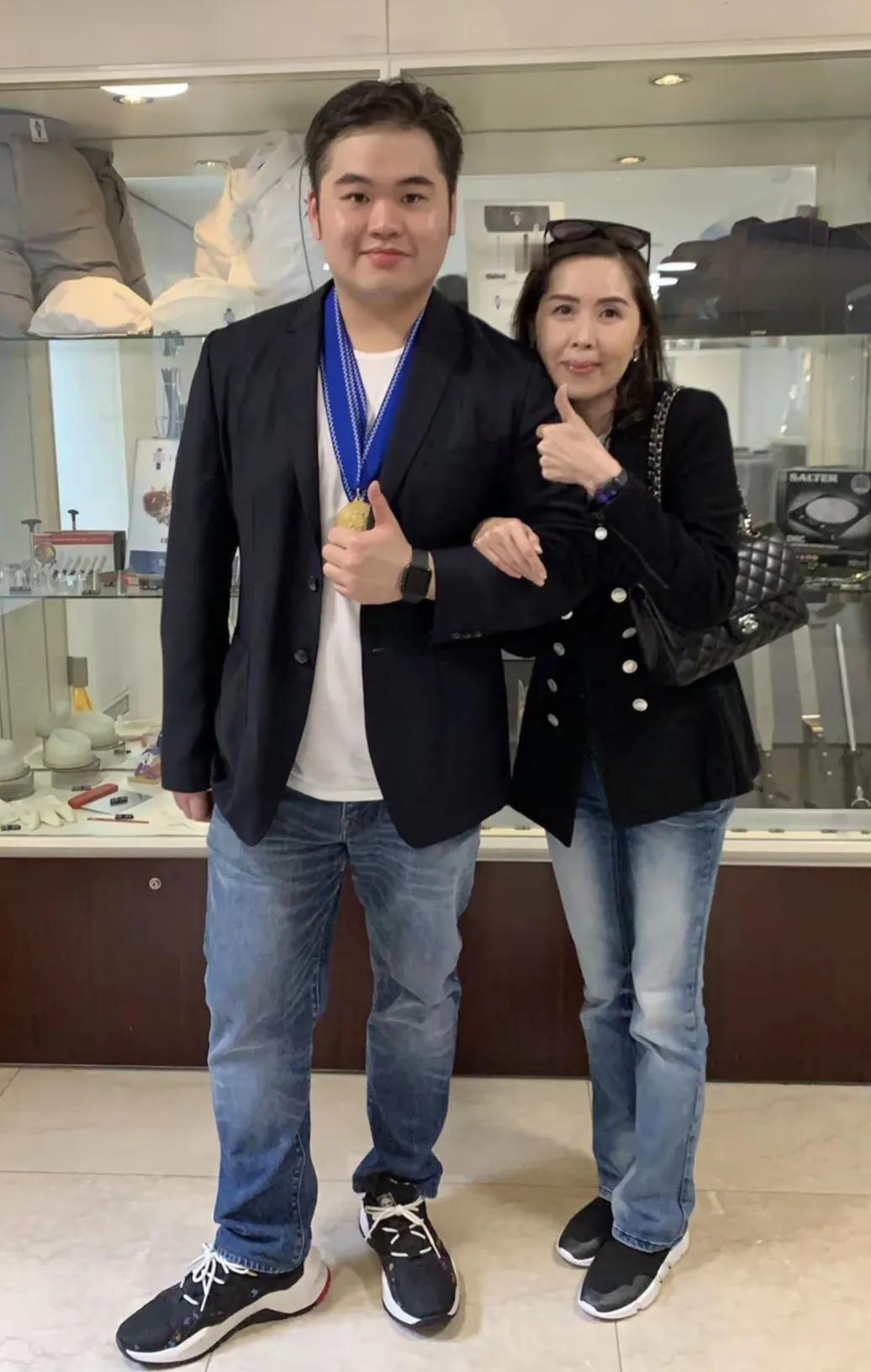 这居然是林俊贤儿子，长得不太像亲爸，反而像前继父黄子扬！
林俊贤年轻的时候，长得