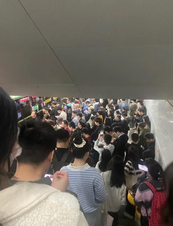 济南地铁虽快，但比速度更急的是文明的脚步
近日济南人可谓是喜大普奔
因为三条地铁