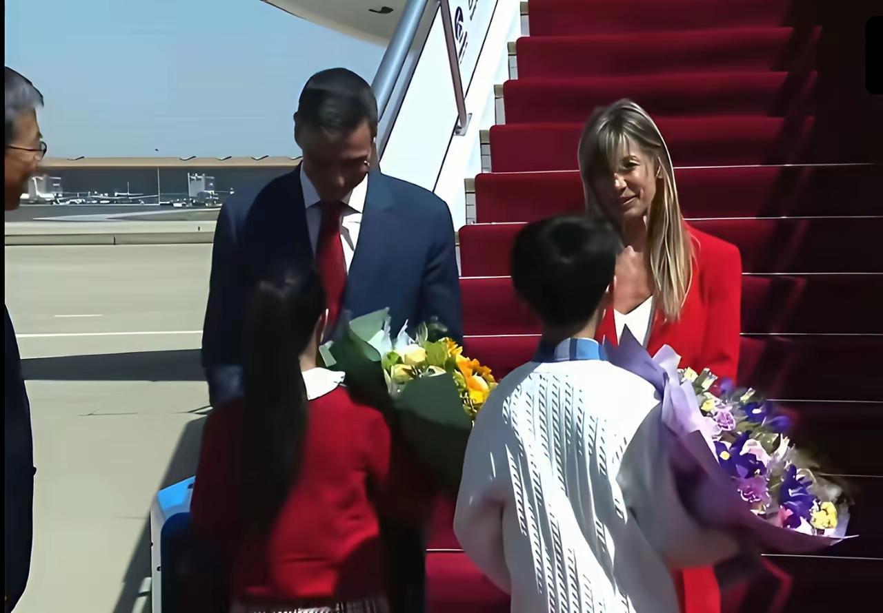 风向真变了！现在终于轮到欧洲来求中方了！
4月11号到15号，西班牙首相桑切斯又